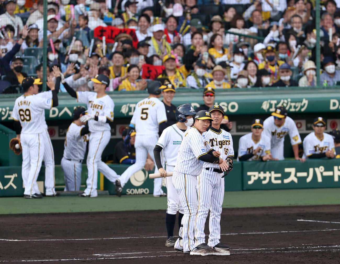 阪神対中日　6回裏阪神2死満塁、大山（手前）は左前2点適時打を放つ（撮影・上山淳一）