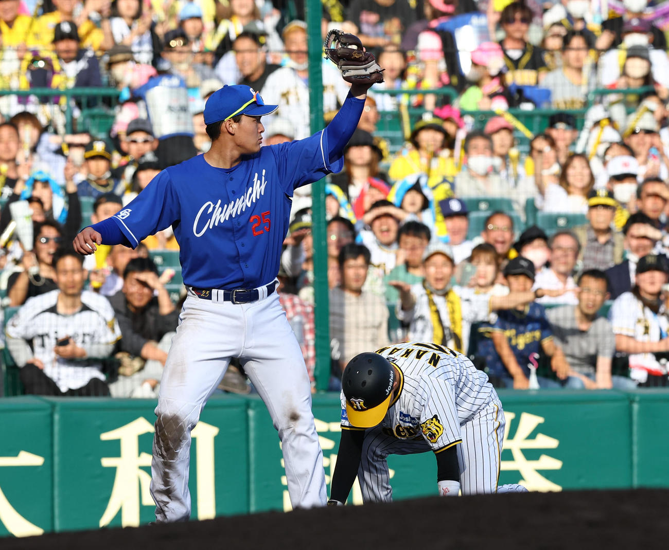 阪神対中日　6回裏阪神2死一、二塁、打者佐藤輝のとき、捕手がボールをはじく間に二走中野（右）が三塁を狙うもタッチアウトになる。野手は石川昂（撮影・藤尾明華）