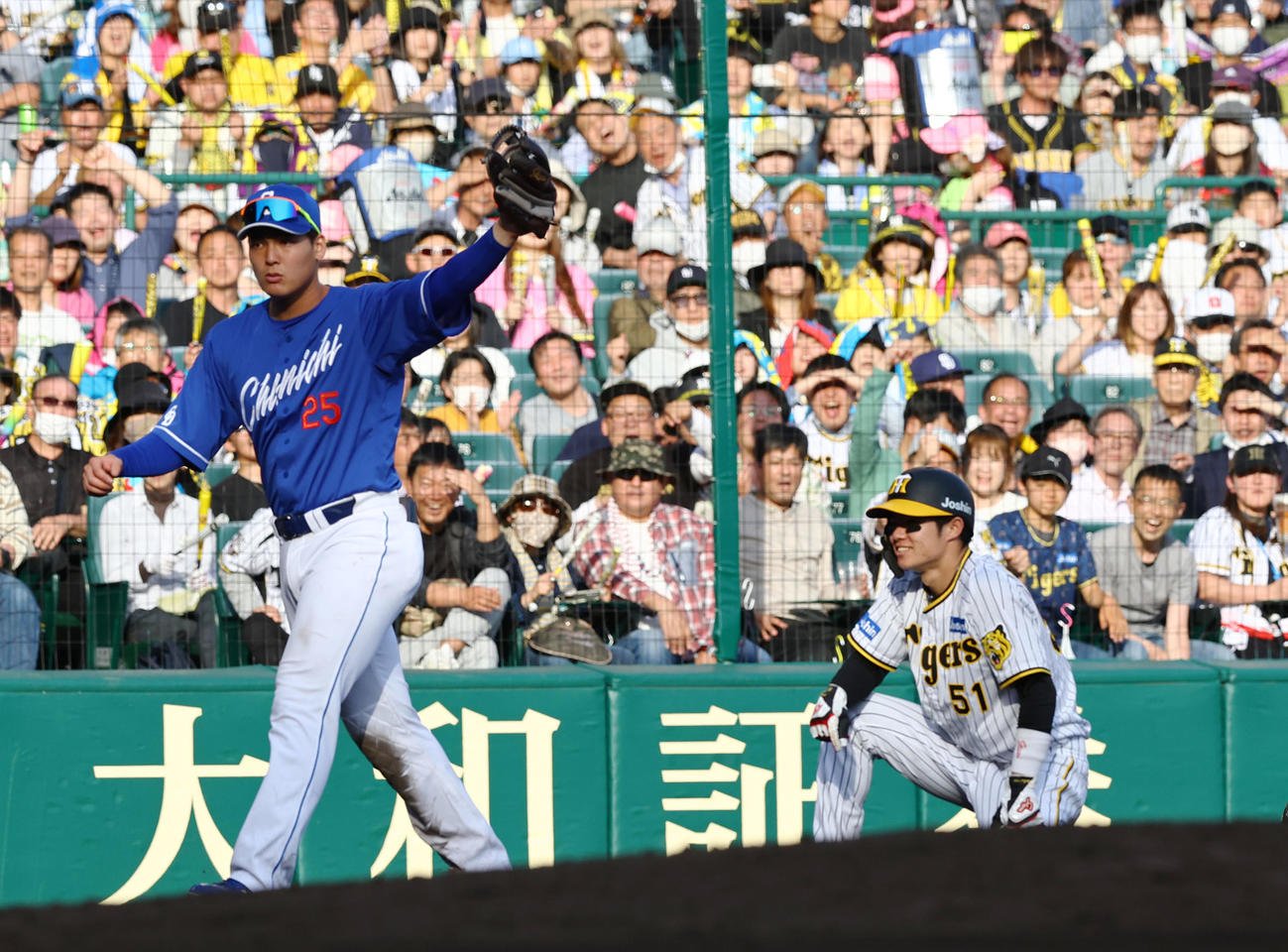 阪神対中日　6回裏阪神2死一、二塁、打者佐藤輝のとき、捕手がボールをはじく間に二走中野（右）が三塁を狙うもタッチアウトになる。野手は石川昂（撮影・藤尾明華）