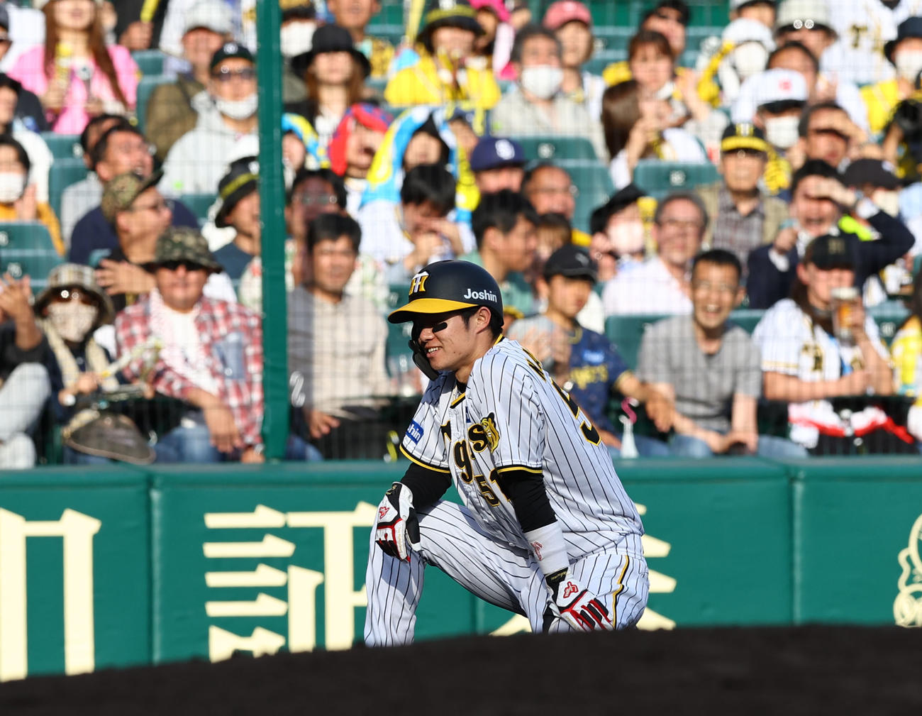 阪神対中日　6回裏阪神2死一、二塁、打者佐藤輝のとき、捕手がボールをはじく間に二走中野が三塁を狙うもタッチアウトになる（撮影・藤尾明華）