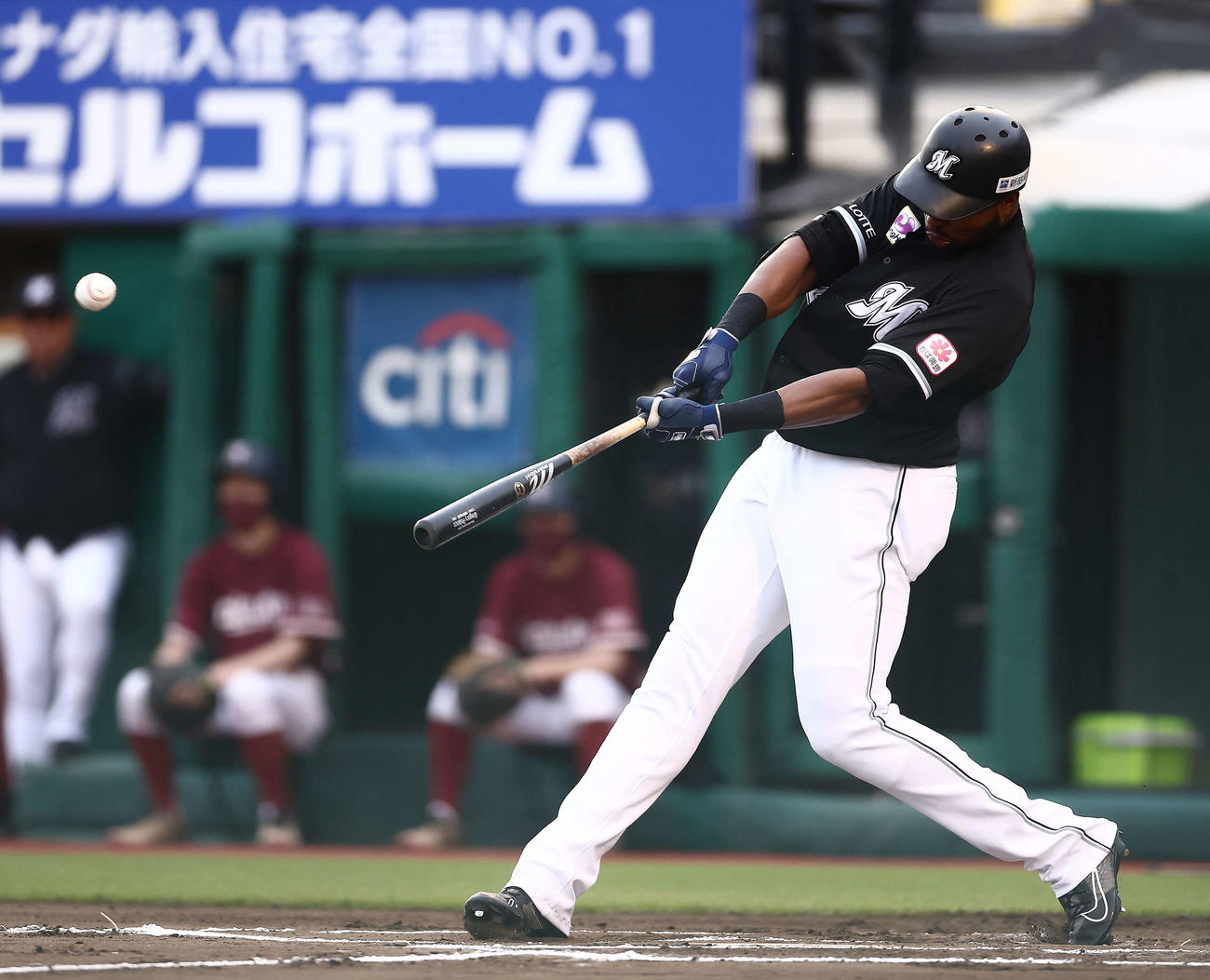 楽天対ロッテ　延長10回表ロッテ無死一塁、右越え2点本塁打を放つポランコ（撮影・河田真司）