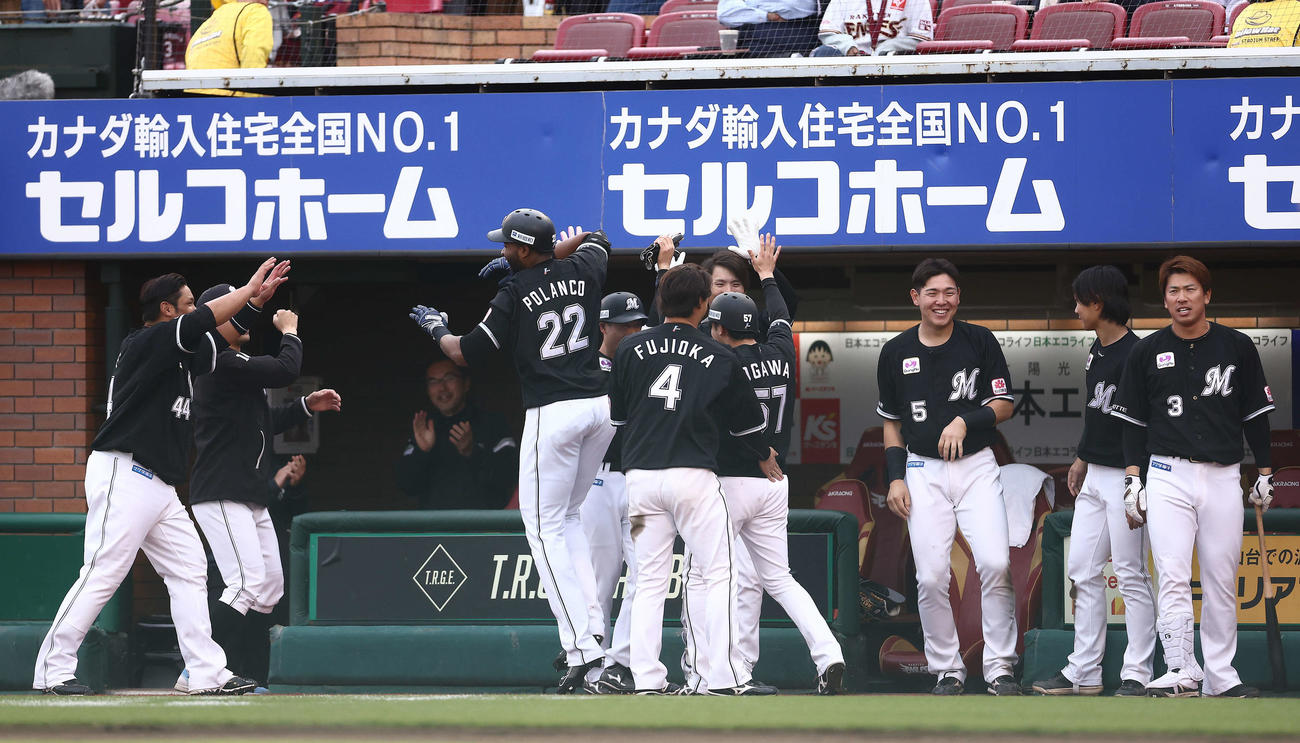 楽天対ロッテ　延長10回表ロッテ無死一塁、右越え2点本塁打で生還するポランコを迎えるベンチナイン（撮影・河田真司）