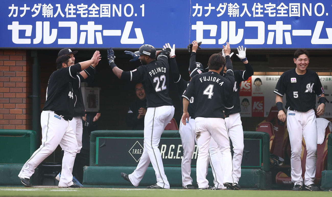 楽天対ロッテ　延長10回表ロッテ無死一塁、右越え2点本塁打で生還し、ナインに迎えられるポランコ（中央）（撮影・河田真司）