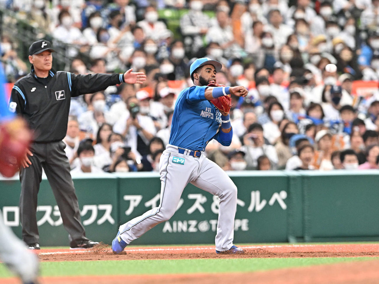 西武対日本ハム　5回裏西武無死一塁、失策する三塁手アルカンタラ（撮影・滝沢徹郎）