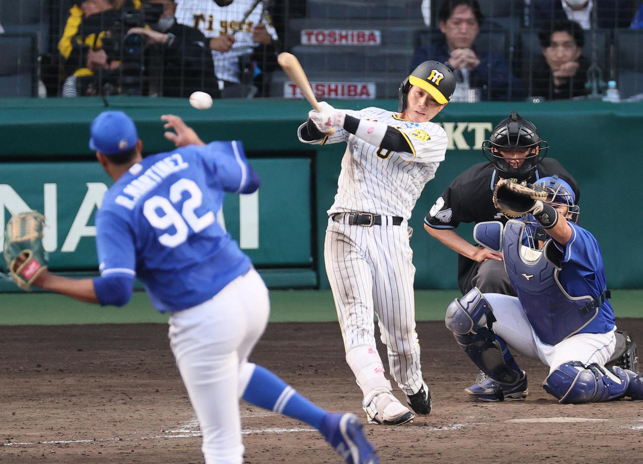 阪神対中日　9回裏阪神無死満塁、木浪はサヨナラ右前適時打を放つ（撮影・上山淳一）