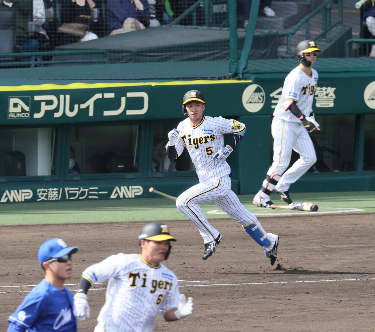 阪神対中日　2回裏阪神2死満塁、近本（左から3人目）は左前2点適時打を放つ（撮影・上山淳一）