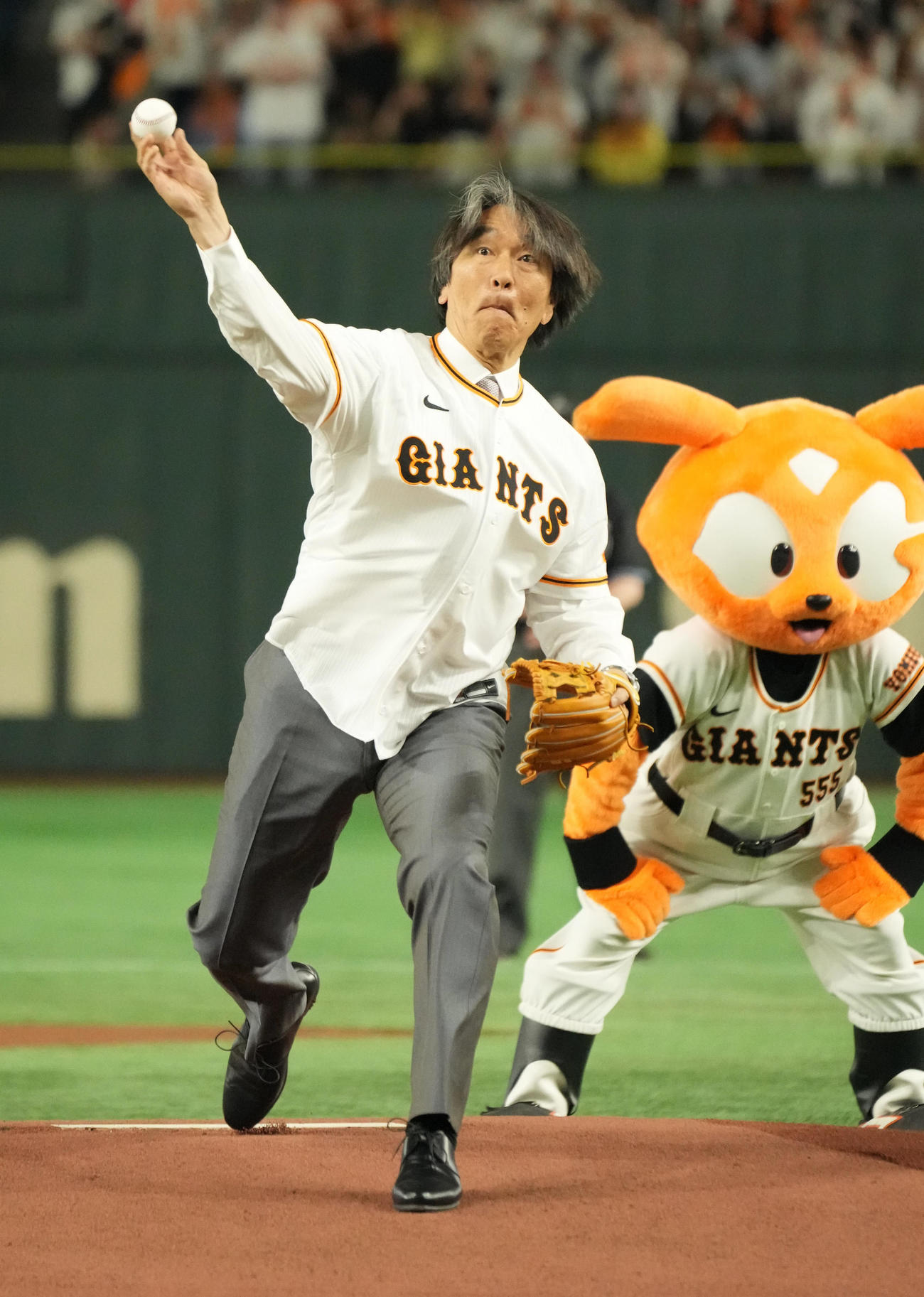 巨人対ヤクルト戦の始球式に臨むヤンキースGM特別アドバイザーの松井氏（撮影・小沢裕）