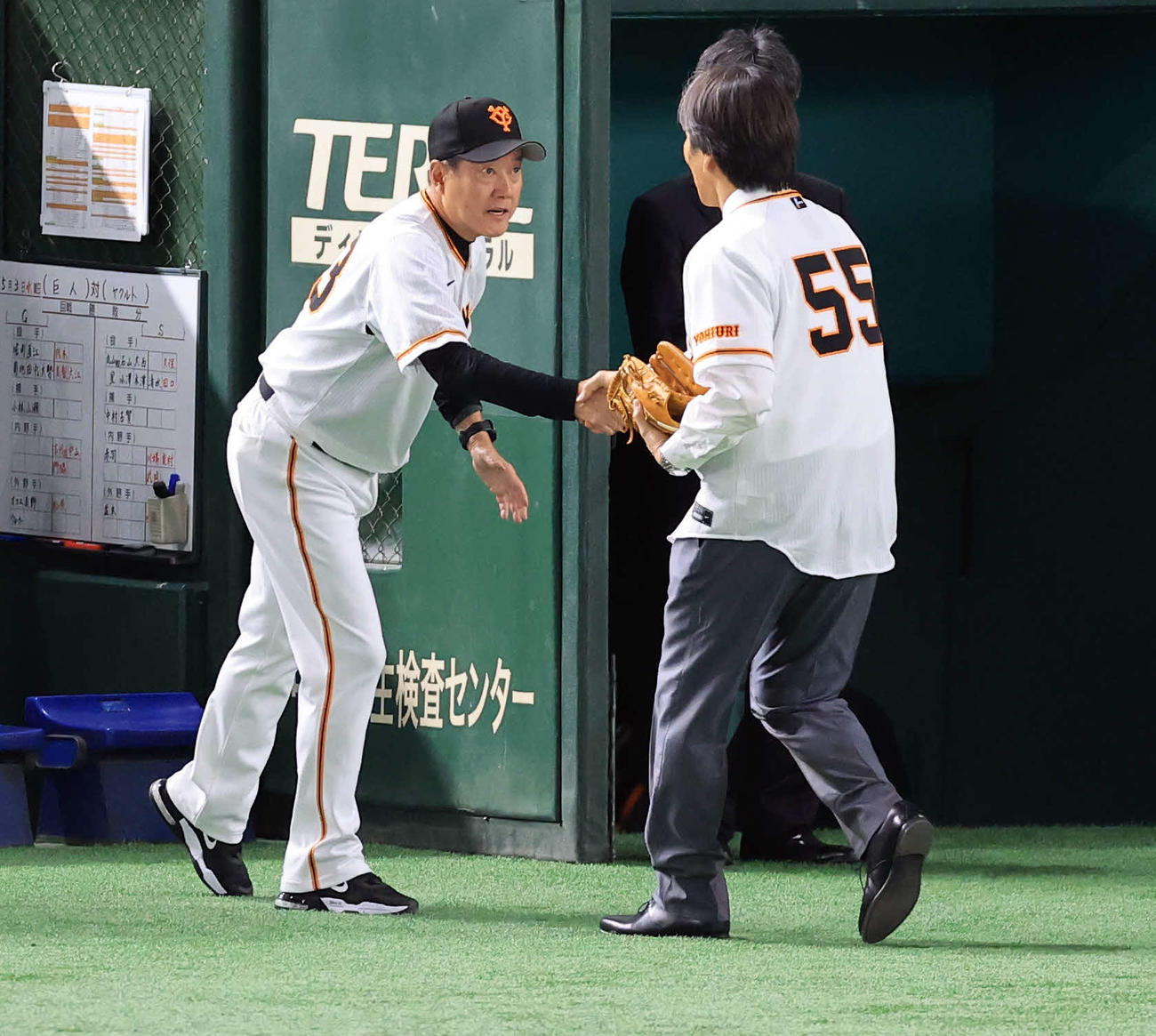 巨人対ヤクルト　始球式に登場した松井秀喜氏（右）と握手する原監督（撮影・浅見桂子）