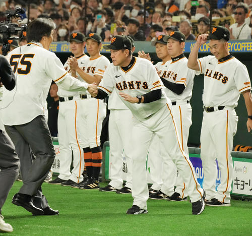 巨人】松井秀喜氏が始球式でストライク投球 ガッツポーズ＆原監督と