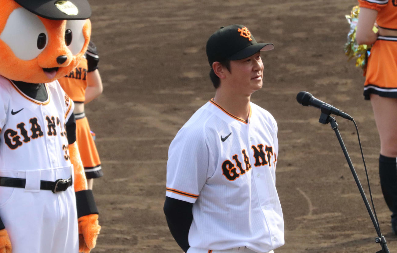ヒーローインタビューを受けた巨人中川（撮影・小早川宗一郎）
