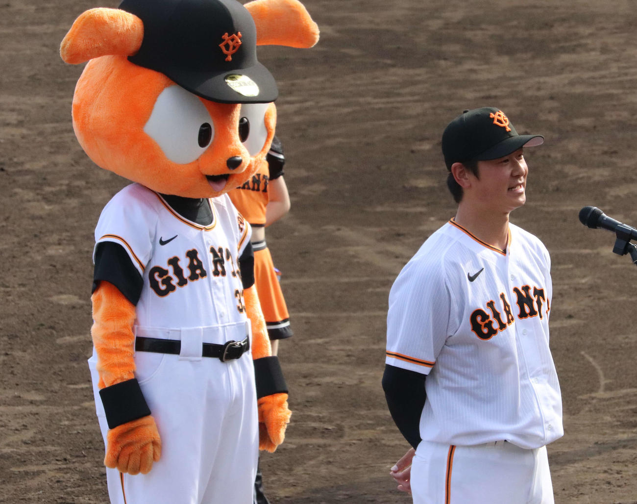 ヒーローインタビューを受けた巨人中川（撮影・小早川宗一郎）