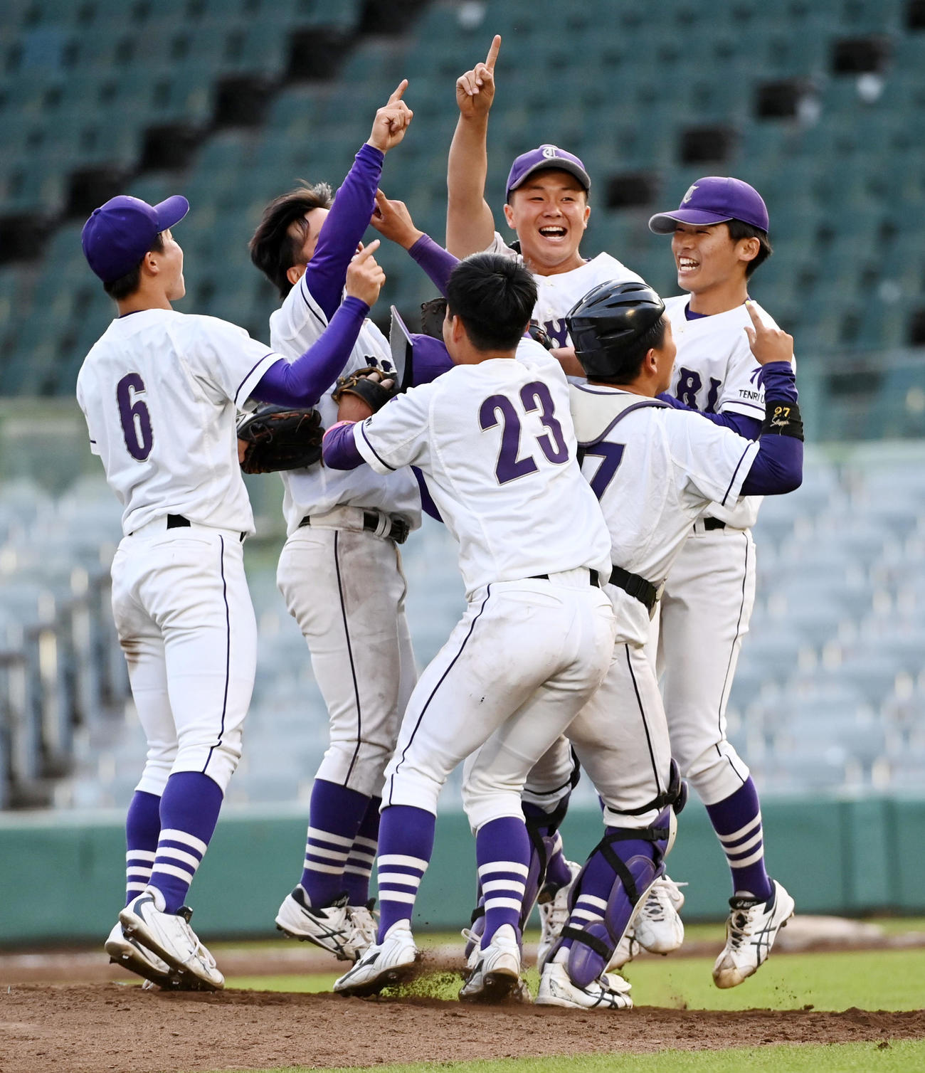 天理大対関国大　関国大を破り優勝、マウンド付近で喜ぶ天理大ナイン（撮影・前岡正明）
