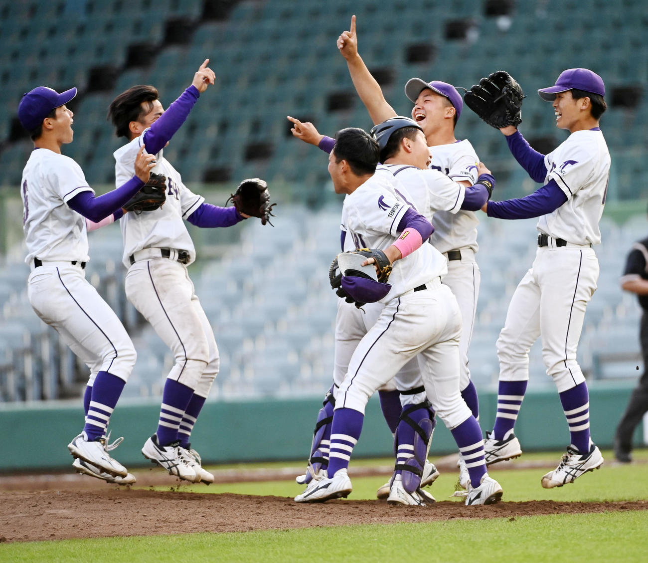 天理大対関国大　関国大を破り優勝、マウンド付近で喜ぶ天理大ナイン（撮影・前岡正明）