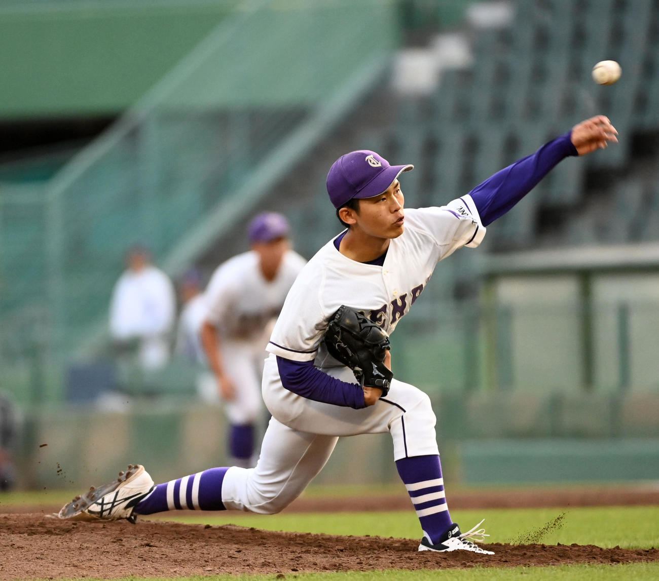 天理大対関国大　力投する天理大・本間（撮影・前岡正明）