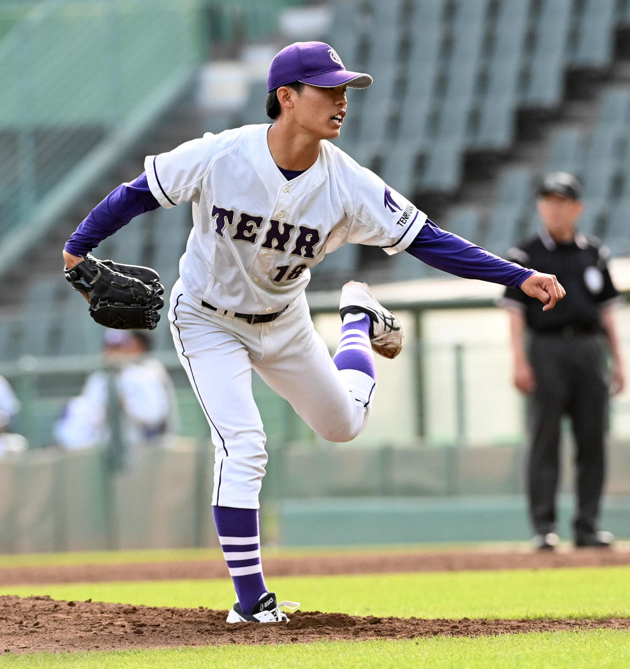 天理大対関国大　力投する天理大・本間（撮影・前岡正明）