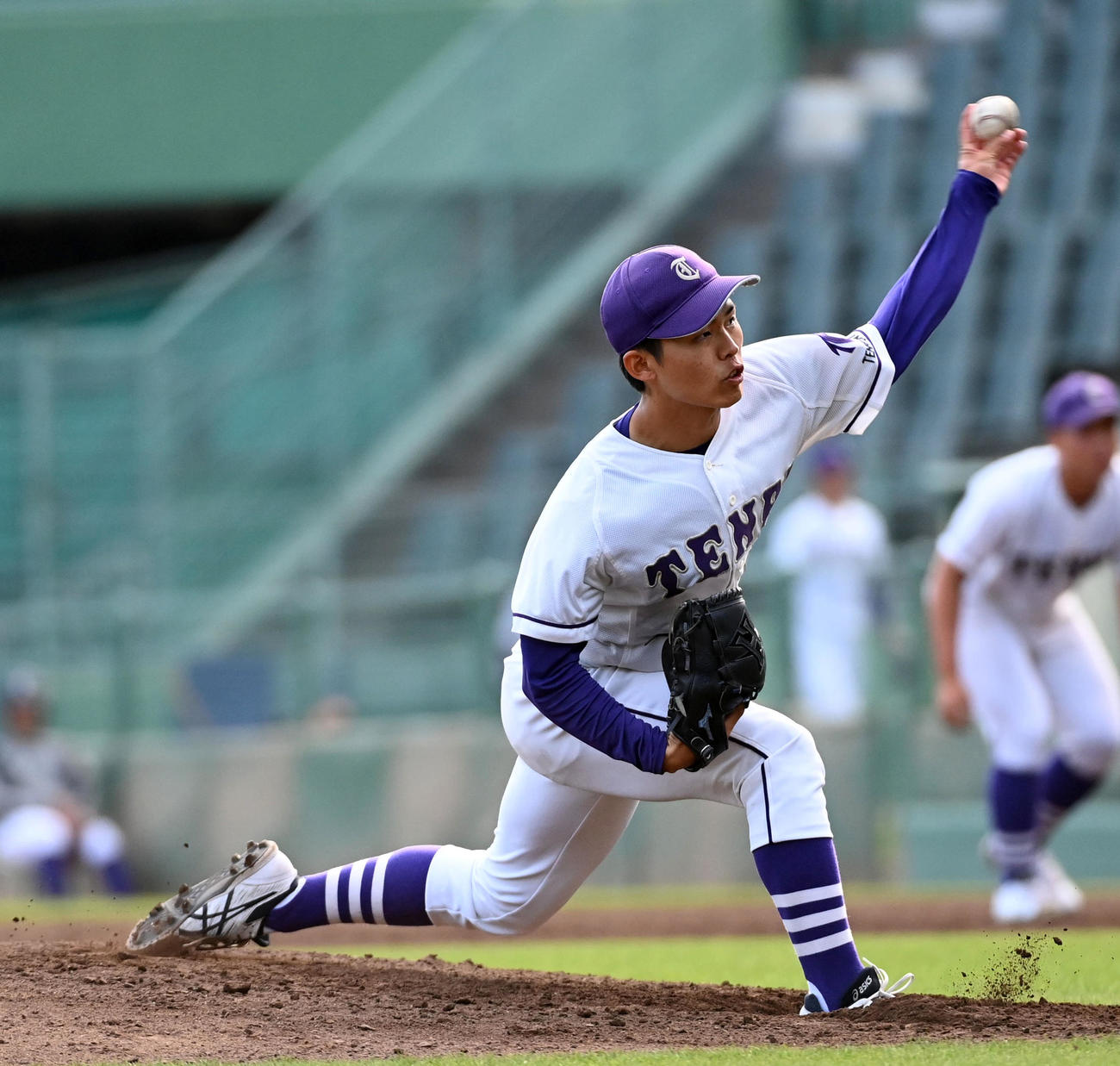 天理大対関国大　力投する天理大・本間（撮影・前岡正明）