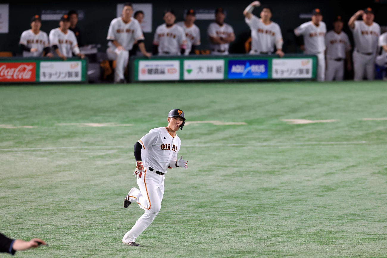 巨人対ヤクルト　6回裏巨人無死、坂本は中越え二塁打を放ち二塁に走る（撮影・浅見桂子）