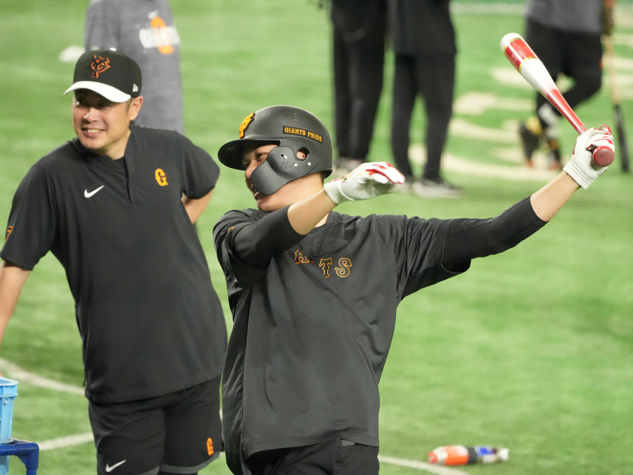 巨人対ヤクルト　試合前の練習でティー打撃に臨む巨人坂本（撮影・小沢裕）