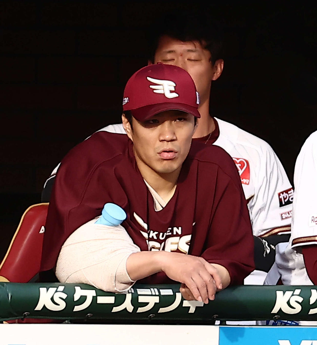 楽天対ロッテ　延長10回裏、戦況を見守る則本（撮影・河田真司）