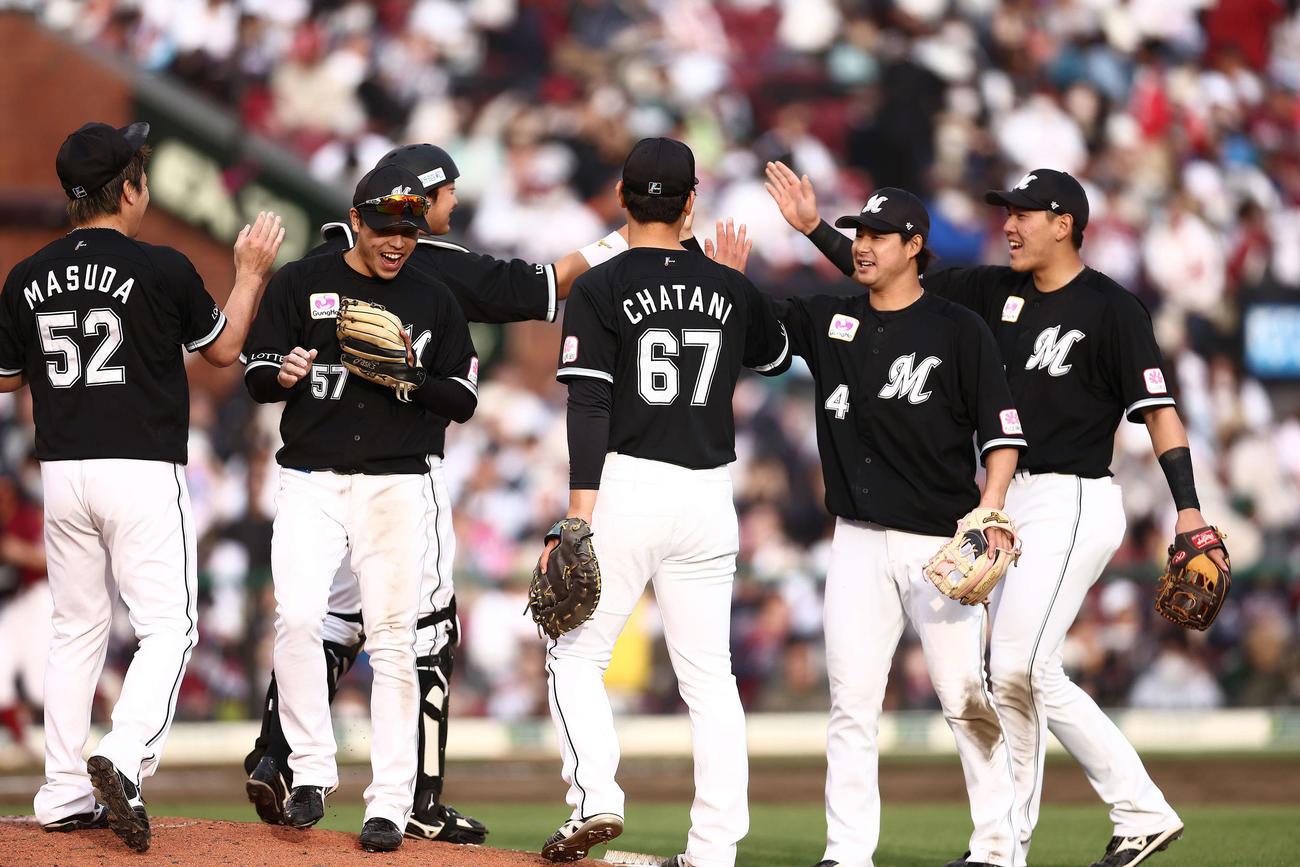 楽天対ロッテ　楽天に勝利し、マウンドに集まるロッテナイン（撮影・河田真司）