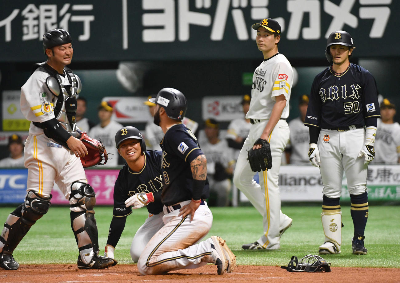 ソフトバンク対オリックス　2回表オリックス2死二、三塁、紅林に左前適時打を浴び、6点目を失った武田（右から2人目）。左から3人目は走塁死となったゴンザレス（撮影・岩下翔太）