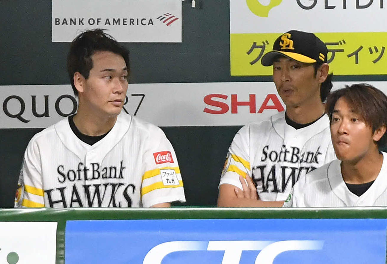 ソフトバンク対オリックス　2回表、8安打で6点を奪われ、ベンチで斉藤和巳コーチ（右から2人目）と話す武田（撮影・岩下翔太）