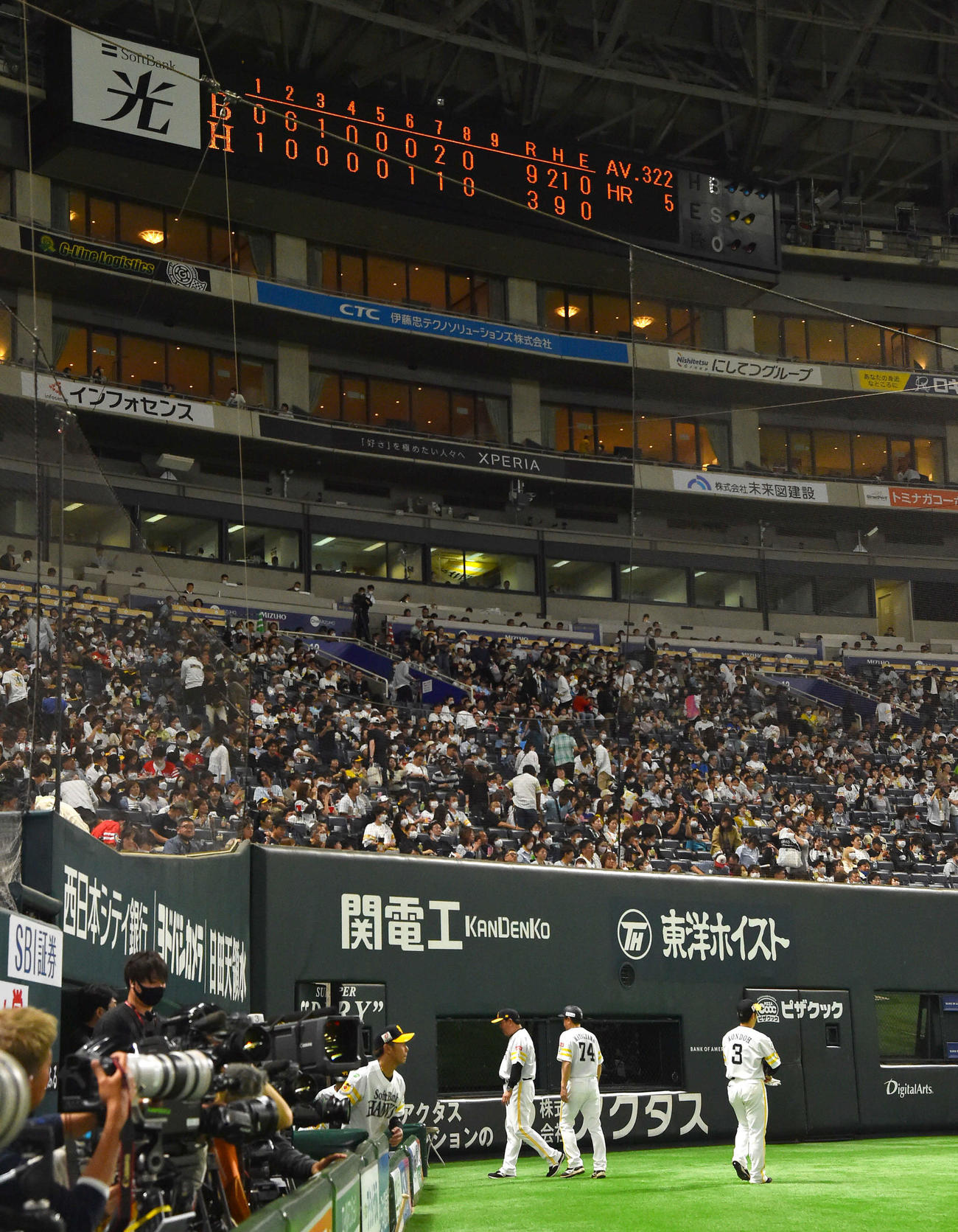 ソフトバンク対オリックス　8回裏を終え、投手の交代を告げてベンチへ戻る藤本監督（右から3人目）（撮影・岩下翔太）