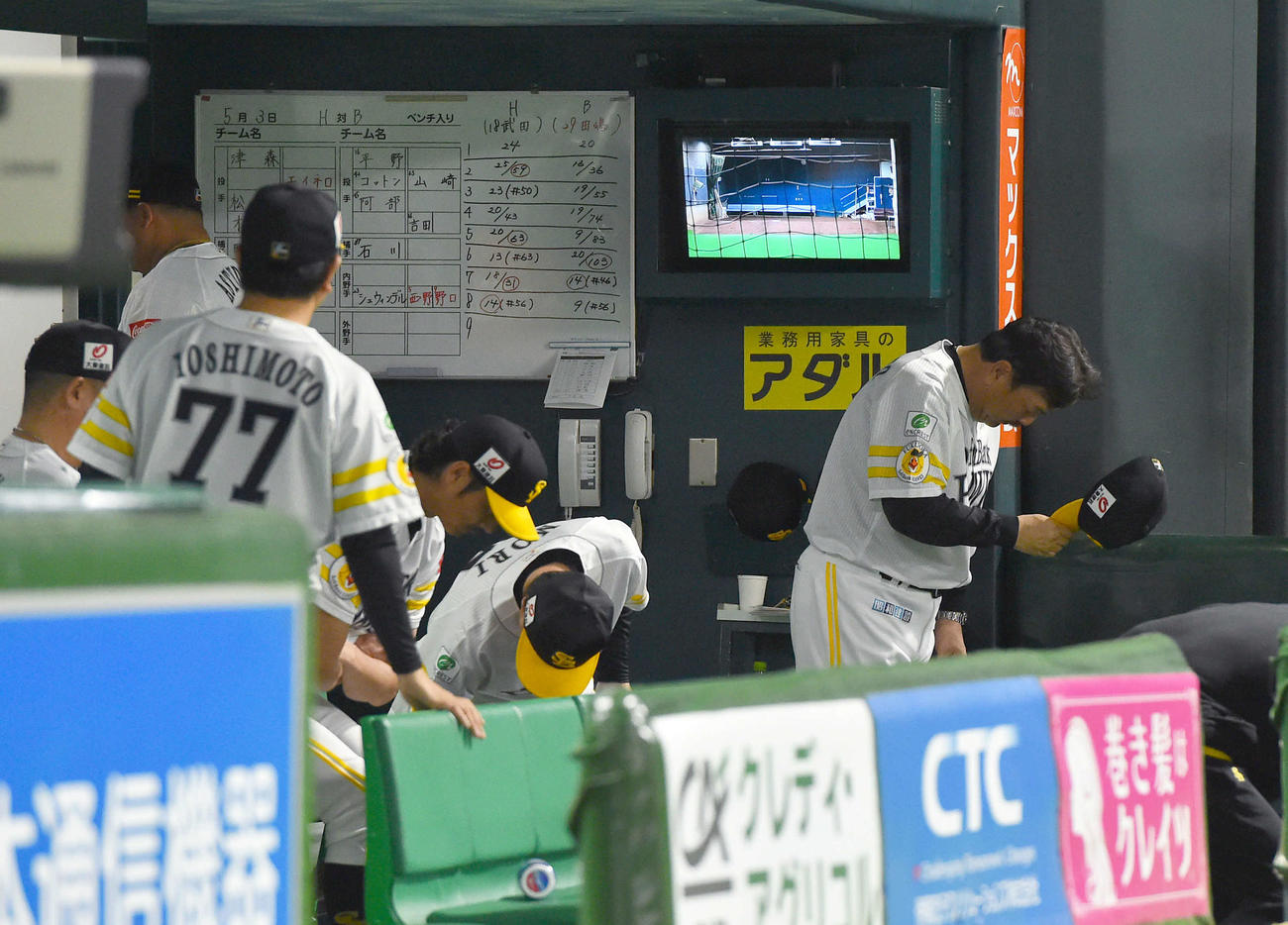 ソフトバンク対オリックス　オリックスに大敗し、グラウンドに一礼してベンチを後にする藤本監督（右端）（撮影・岩下翔太）