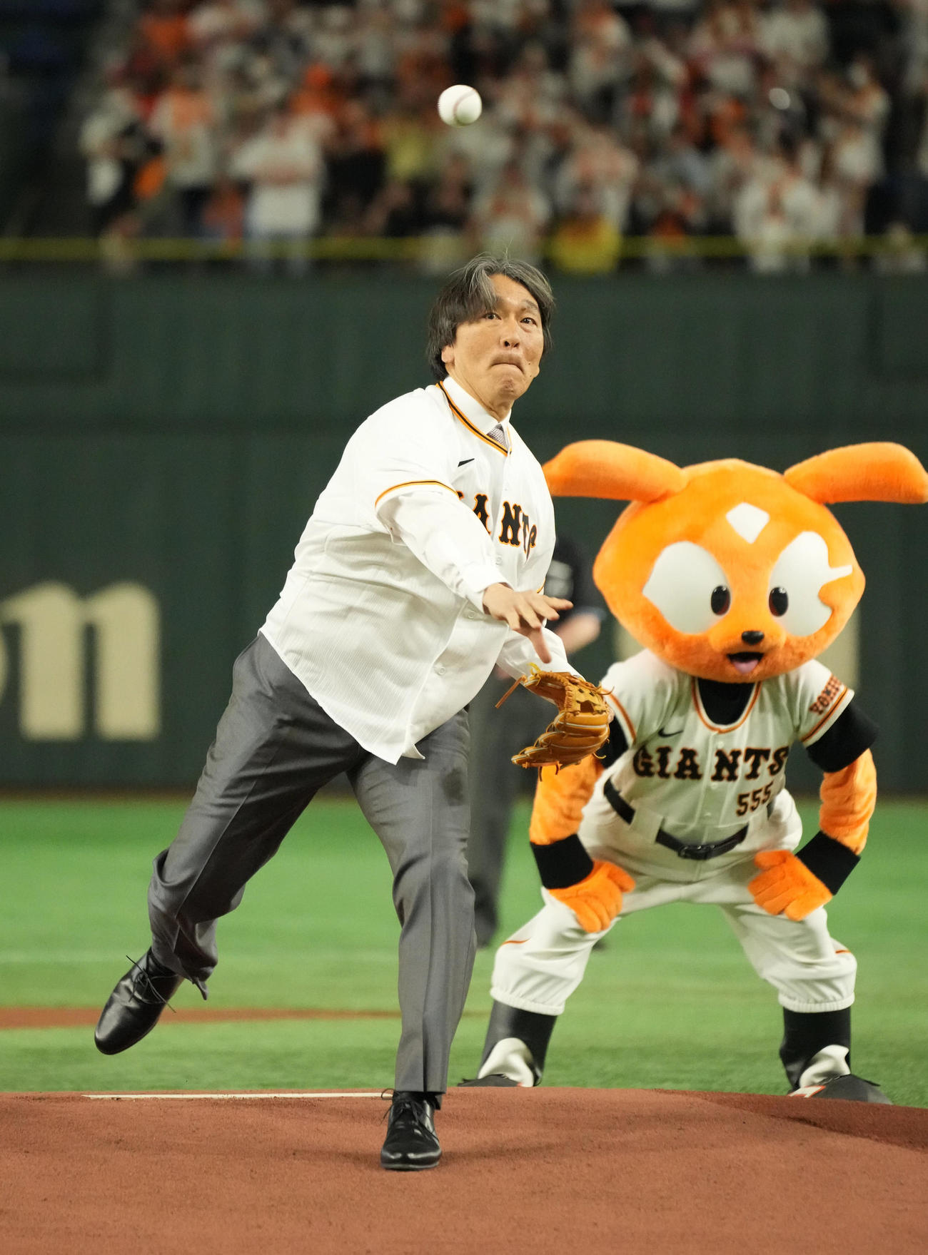 巨人対ヤクルト戦の始球式に臨むヤンキースGM特別アドバイザーの松井氏（撮影・小沢裕）