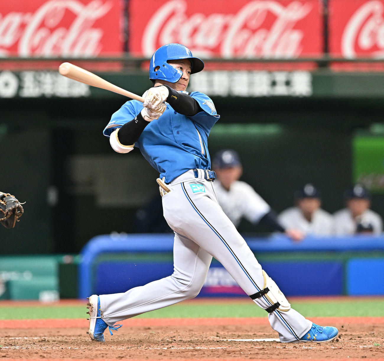 西武対日本ハム　5回表日本ハム1死、矢沢は右二塁打を放つ（撮影・滝沢徹郎）