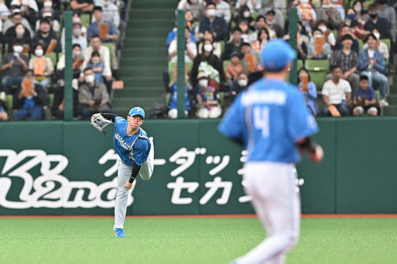 西武対日本ハム　1回裏西武1死二塁、右翼手矢沢は外崎の打球を捕球し本塁へ好送球する（撮影・滝沢徹郎）