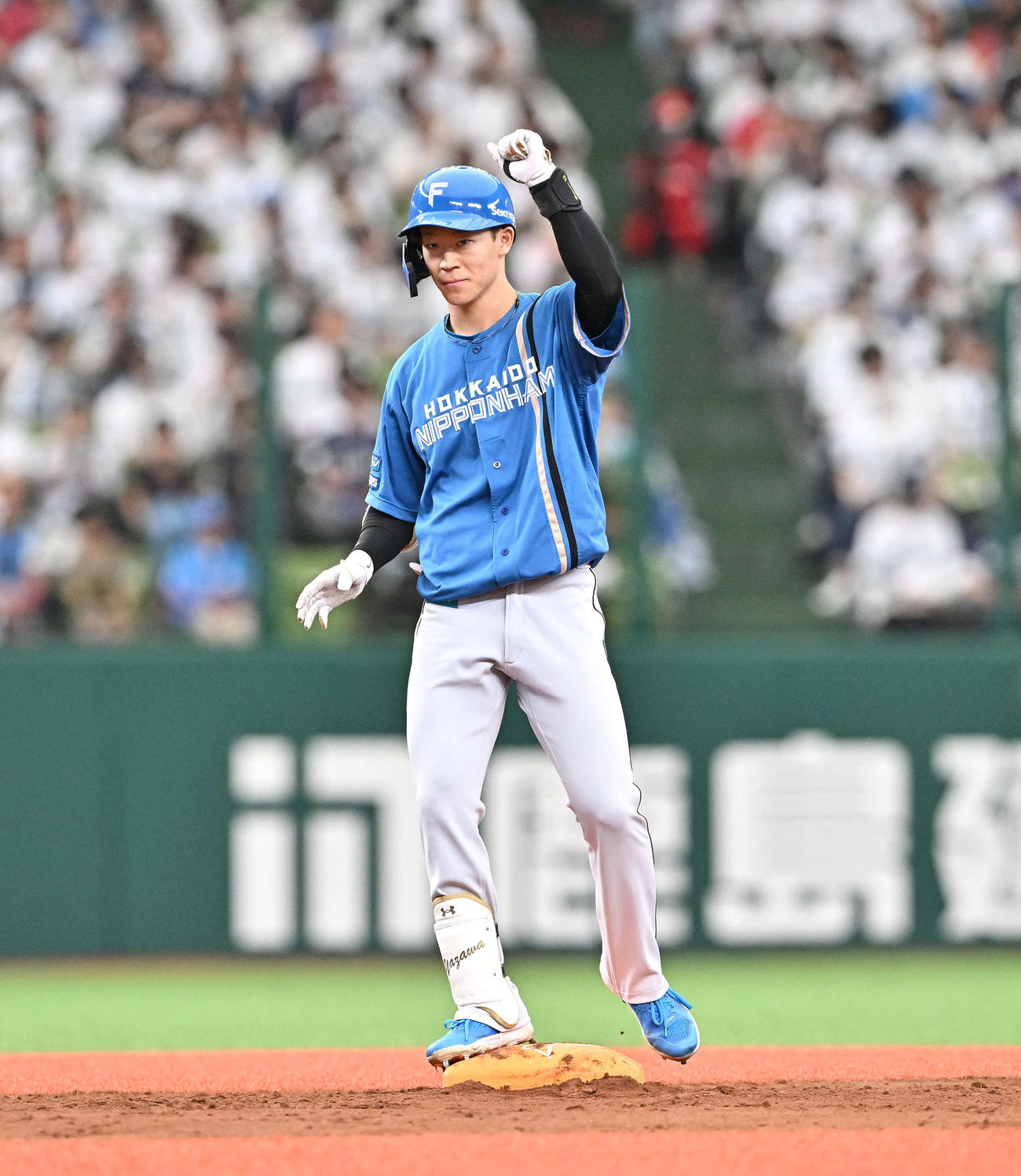 西武対日本ハム　5回表日本ハム1死、矢沢は右二塁打を放ちベンチへ向かいガッツポーズする（撮影・滝沢徹郎）