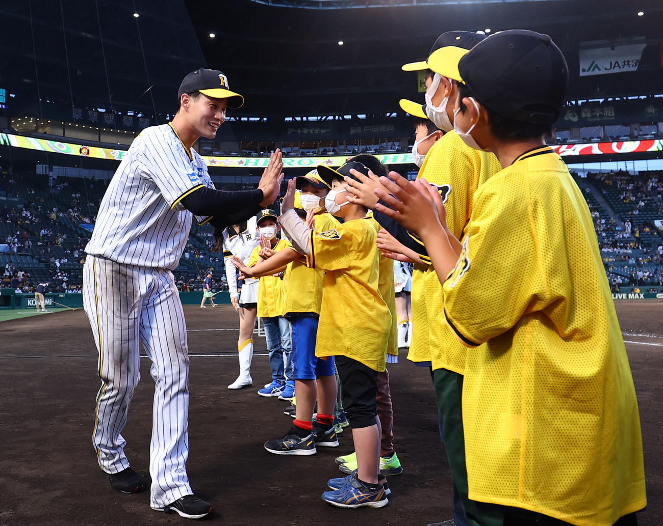 阪神対中日　ヒーローインタビューを終え、子どもたちとタッチを交わす阪神木浪（左端）（撮影・藤尾明華）