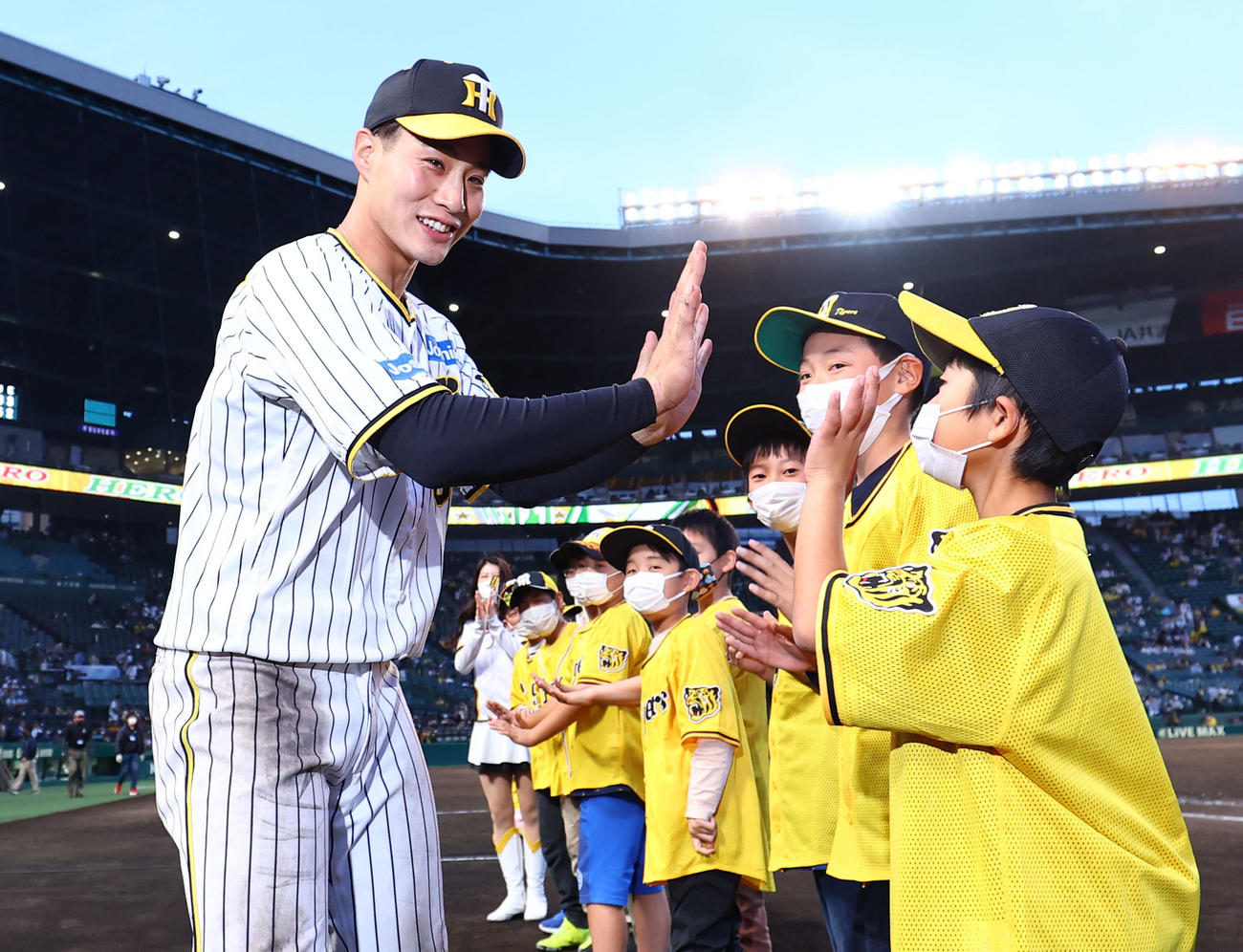阪神対中日　ヒーローインタビューを終え、子どもたちとタッチを交わす阪神木浪（左端）（撮影・藤尾明華）