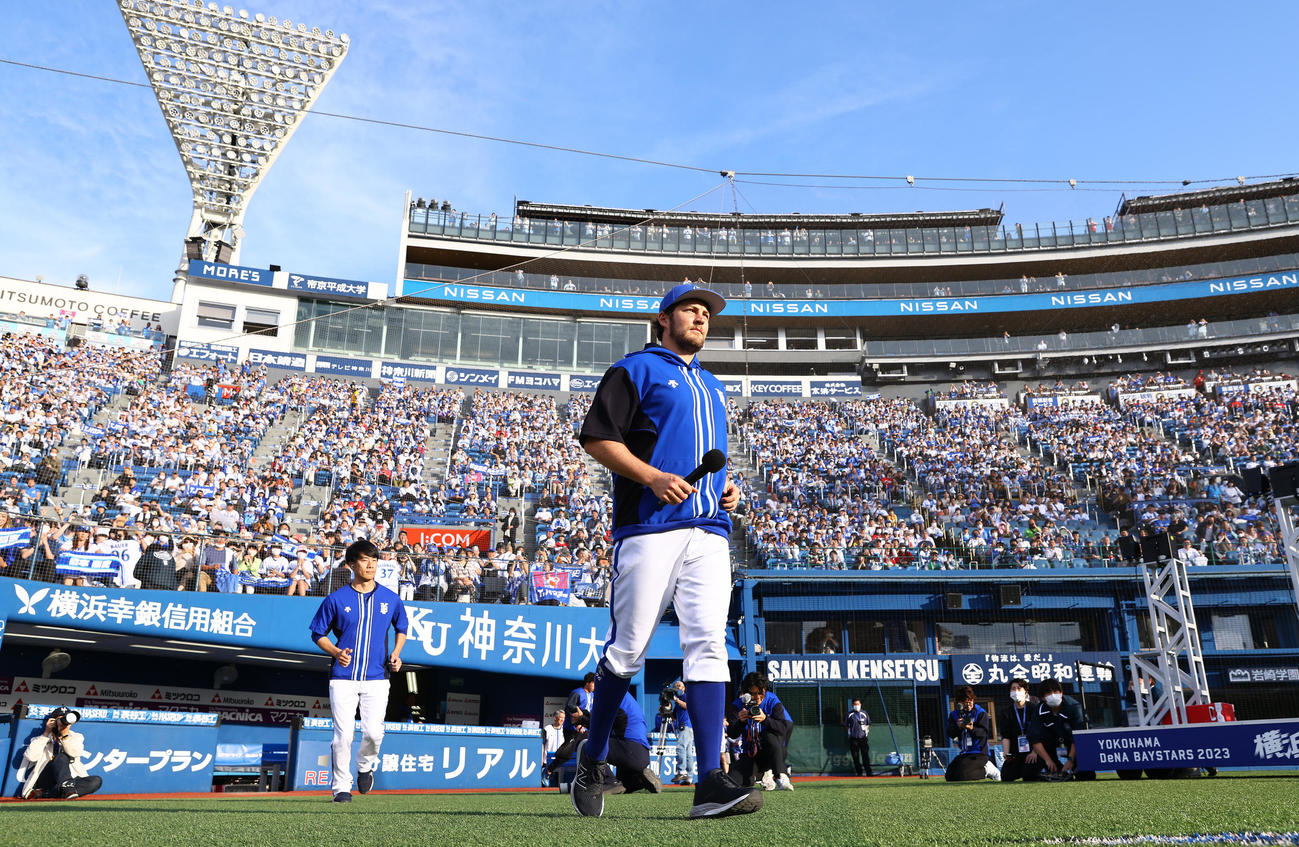 DeNA対広島　広島に勝利し来日初勝利を挙げたDeNAバウアーはファンの歓声を受けながらヒーローインタビューへ向かう（撮影・垰建太）