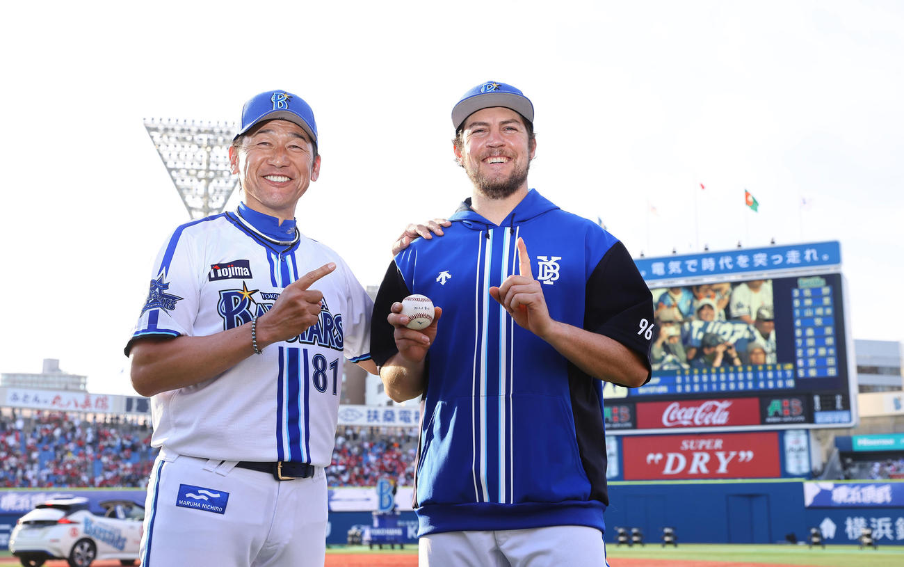 DeNA対広島　来日初勝利を挙げたDeNAバウアー（右）は三浦監督と笑顔で写真で納まる（撮影・垰建太）
