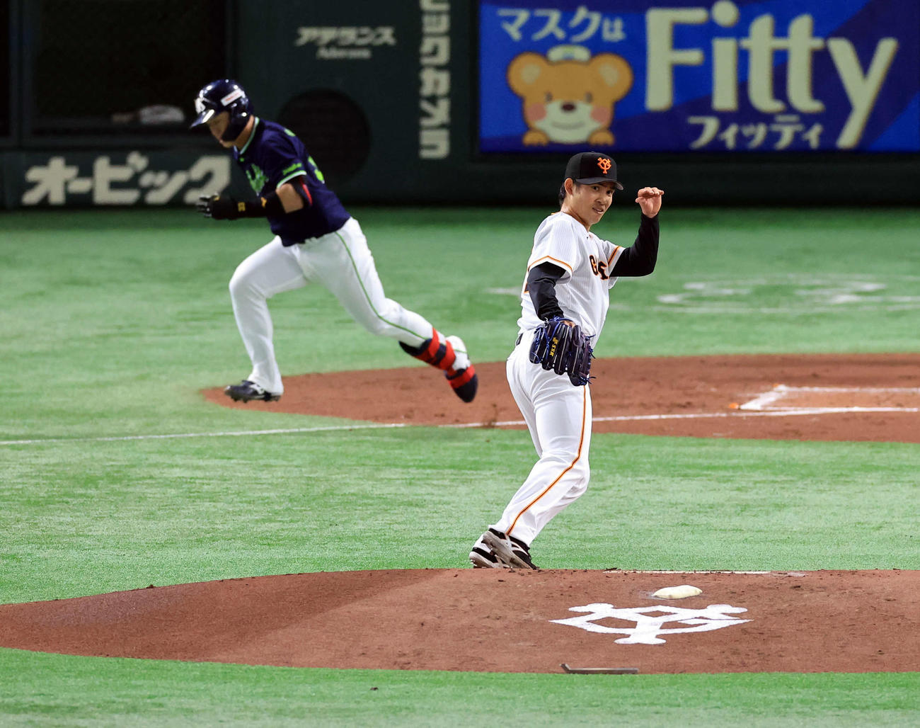巨人対ヤクルト　2回表ヤクルト1死二、三塁、内山に2点先制適時打を許し、カバーに走る高橋（撮影・浅見桂子）