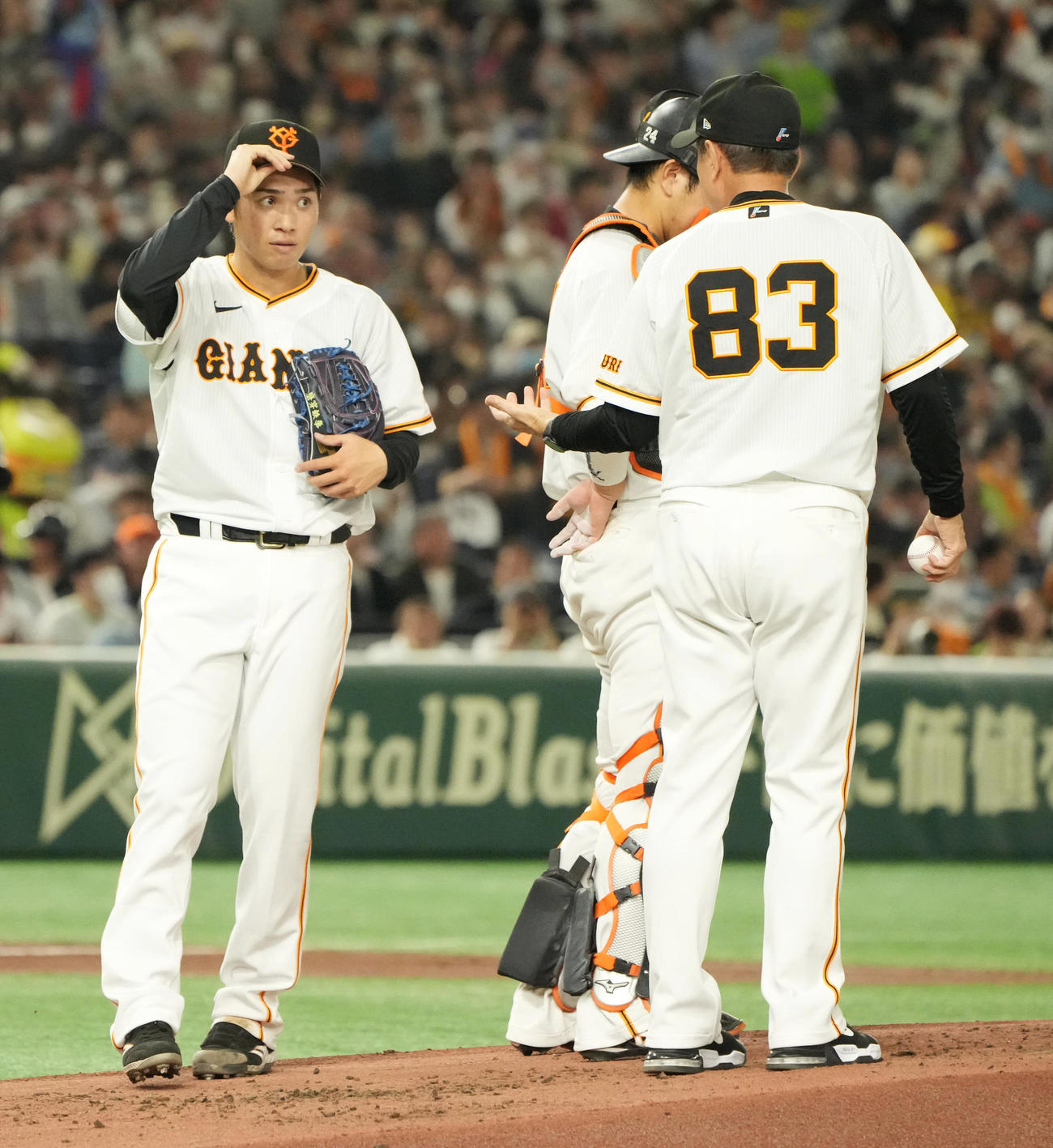 巨人対ヤクルト　2回途中3失点で降板する巨人高橋。右は原監督（撮影・小沢裕）