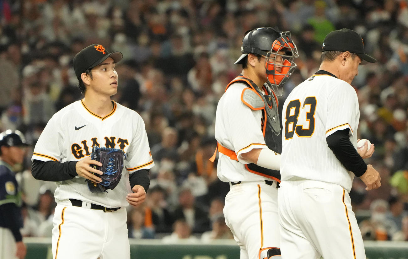 巨人対ヤクルト　2回途中3失点で降板する巨人高橋。右は原監督（撮影・小沢裕）