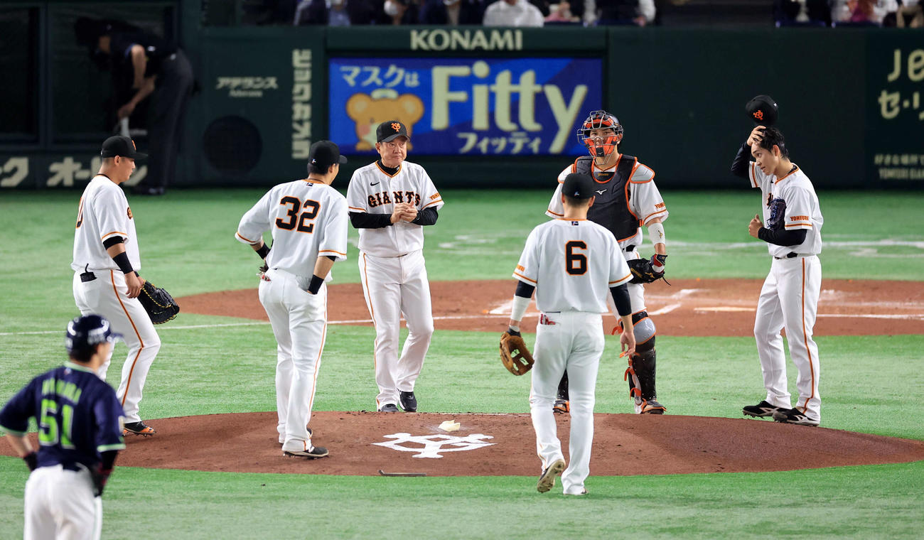 巨人対ヤクルト　2回表ヤクルト2死一、二塁、打者山田の場面で、高橋（右）に厳しい表情で降板を告げる原監督（中央）（撮影・浅見桂子）
