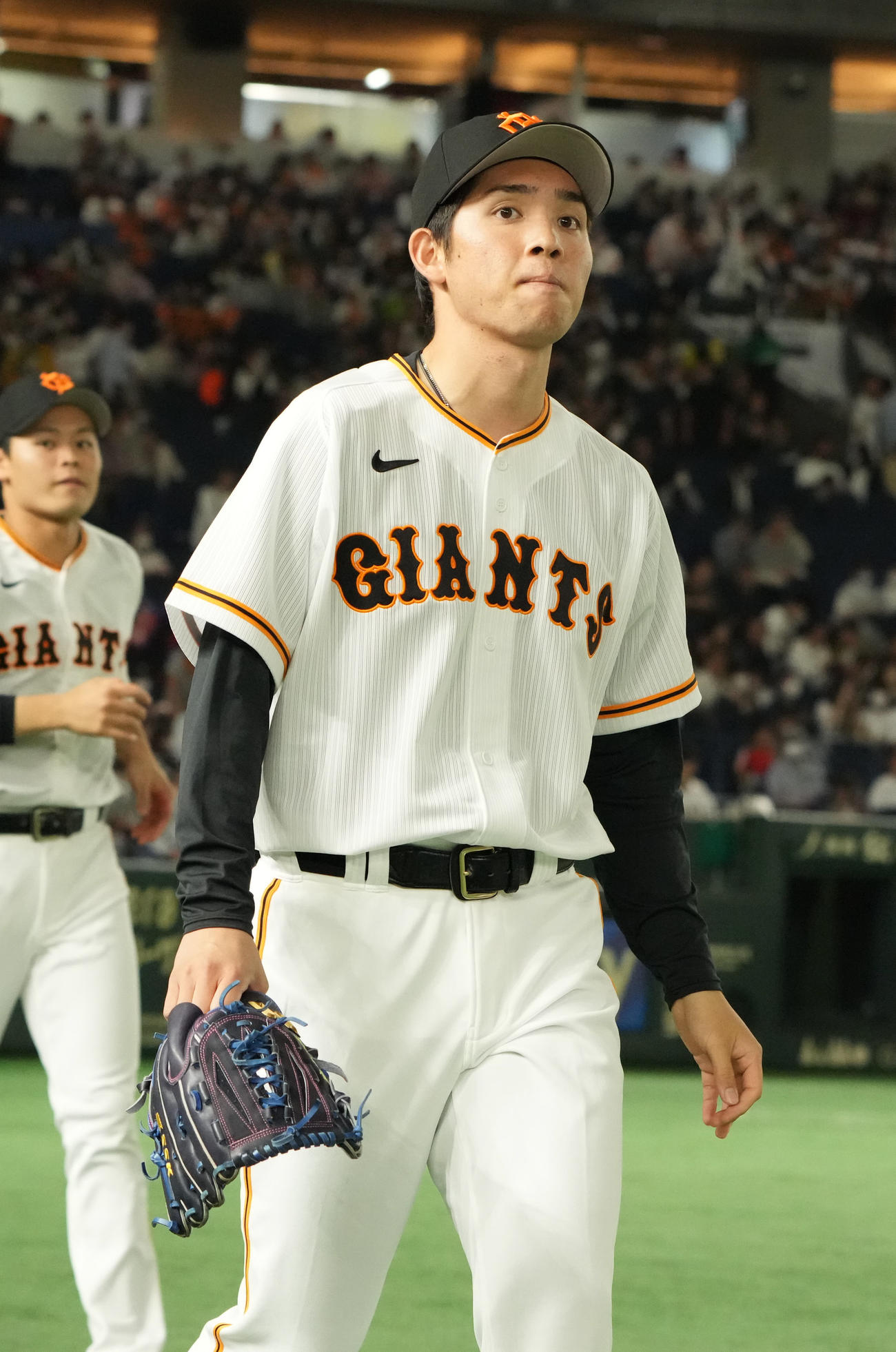 巨人対ヤクルト　ウオーミングアップに向かう巨人先発の高橋（撮影・小沢裕）