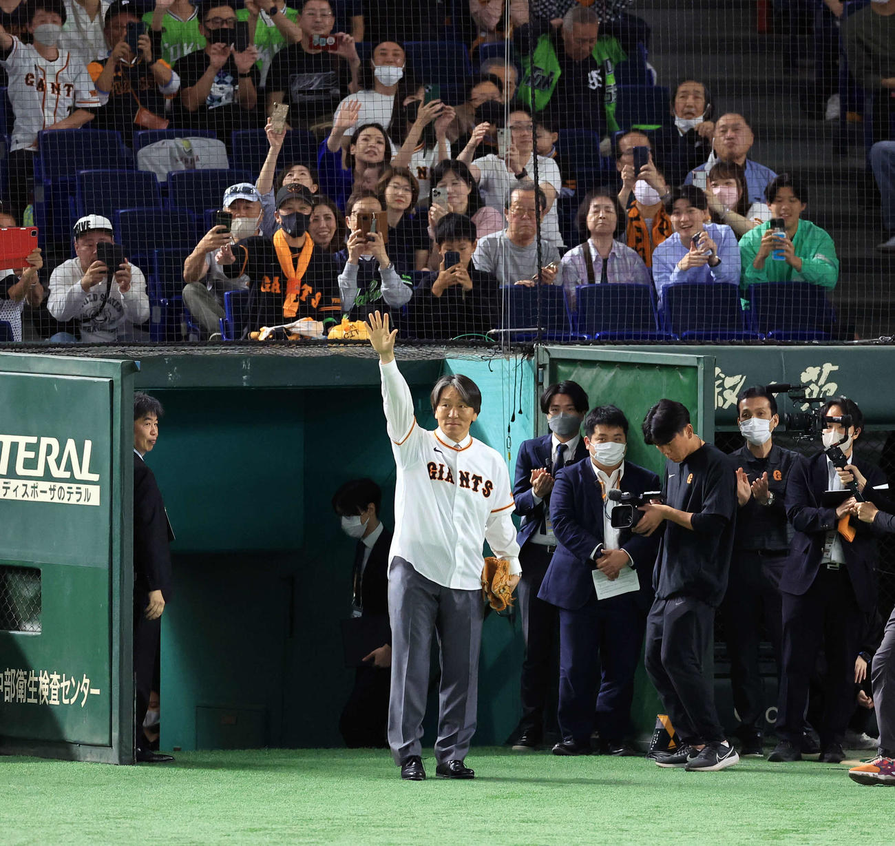 巨人対ヤクルト　始球式に登場した松井秀喜氏（中央）はファンに手をふりあいさつ（撮影・浅見桂子）