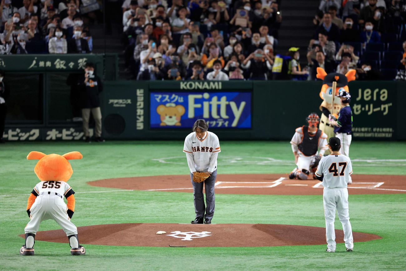 巨人対ヤクルト　始球式に登場した松井秀喜氏（中央）は一礼する。右は高橋（撮影・浅見桂子）