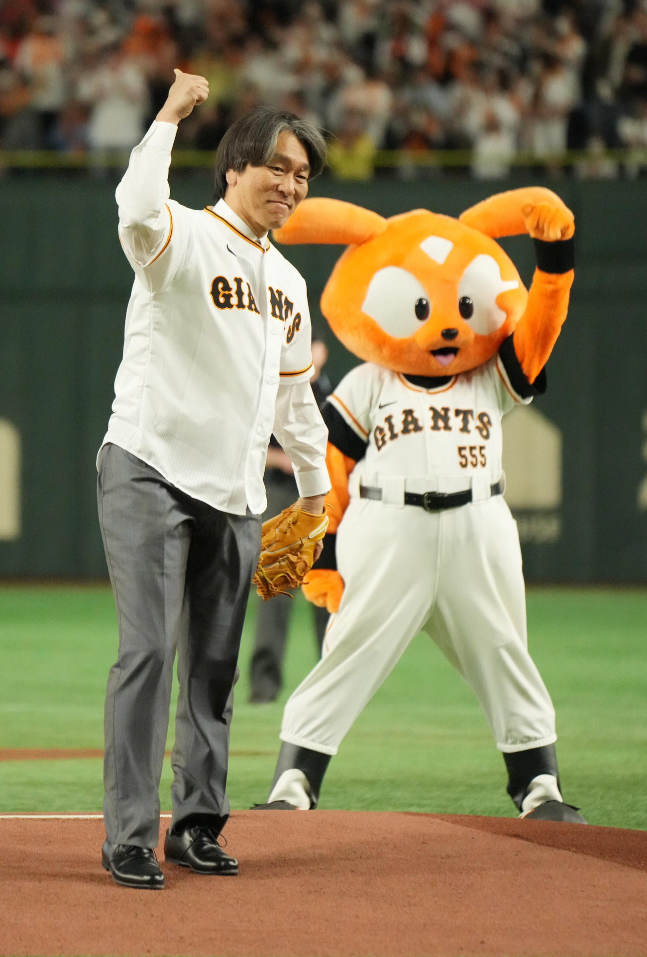 巨人対ヤクルト戦の始球式を終えガッツポーズするヤンキースGM特別アドバイザーの松井氏（撮影・小沢裕）