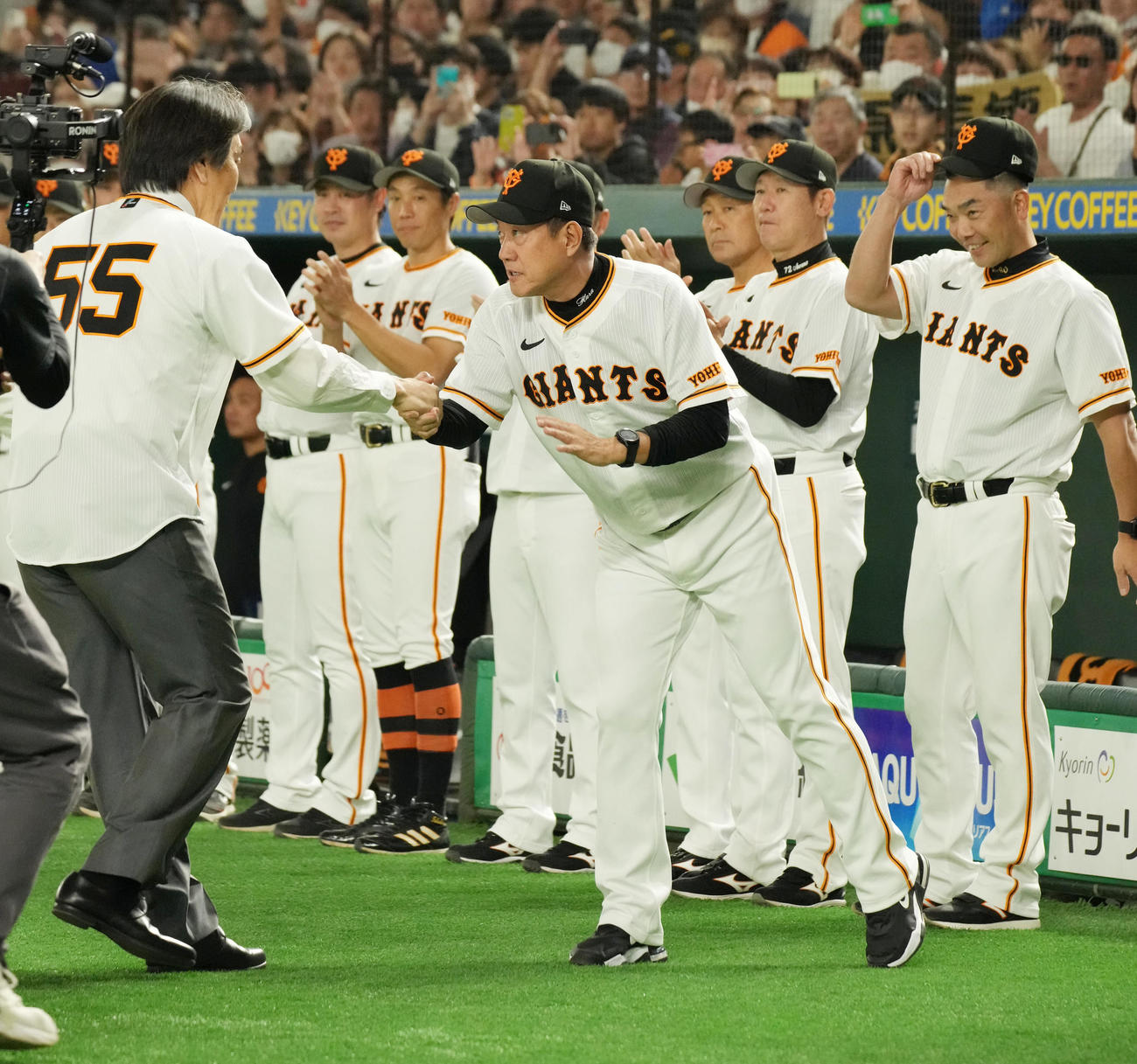 巨人対ヤクルト戦の始球式を終えたヤンキースGM特別アドバイザーの松井氏（左）は巨人原監督と握手する（撮影・小沢裕）