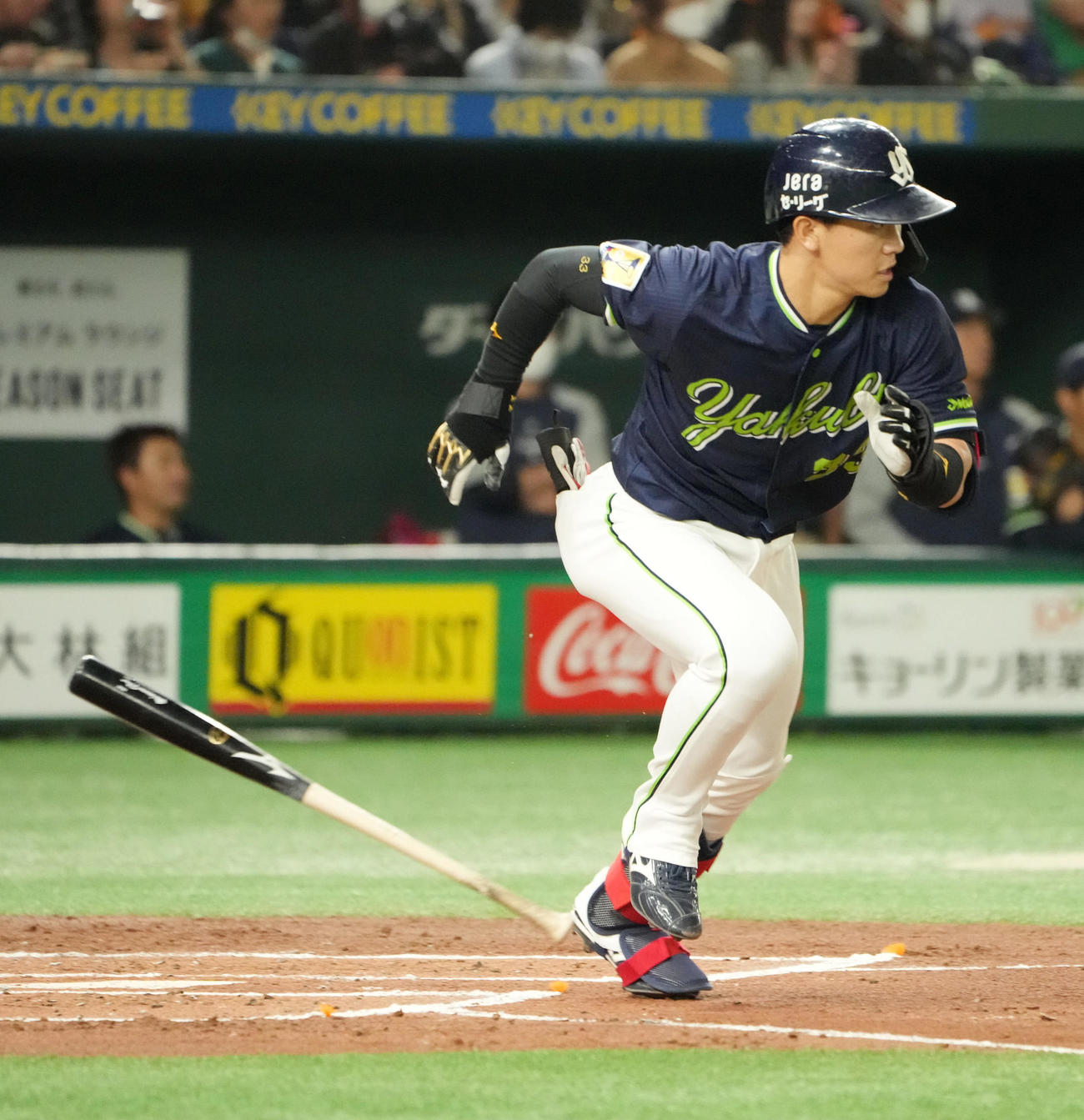 巨人対ヤクルト　2回表ヤクルト1死二、三塁、内山は中前に先制2点適時打を放つ（撮影・小沢裕）