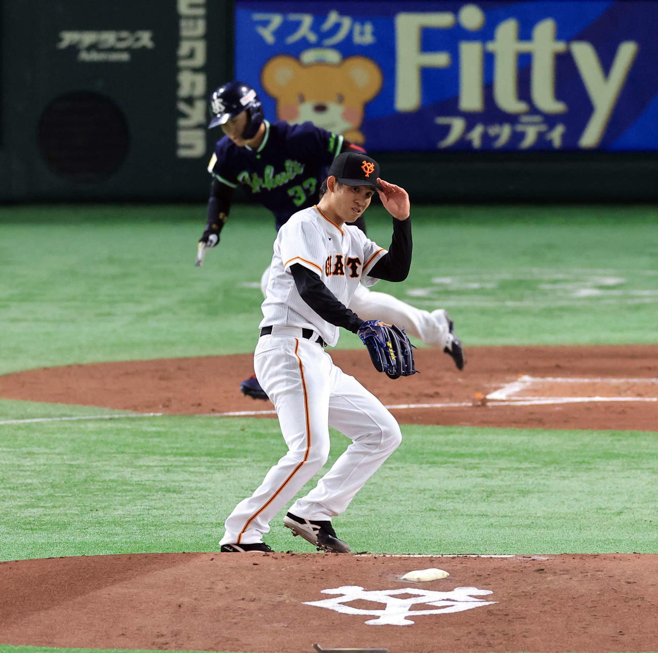 巨人対ヤクルト　2回表ヤクルト1死二、三塁、内山に2点先制適時打を許し、カバーに走る高橋（撮影・浅見桂子）