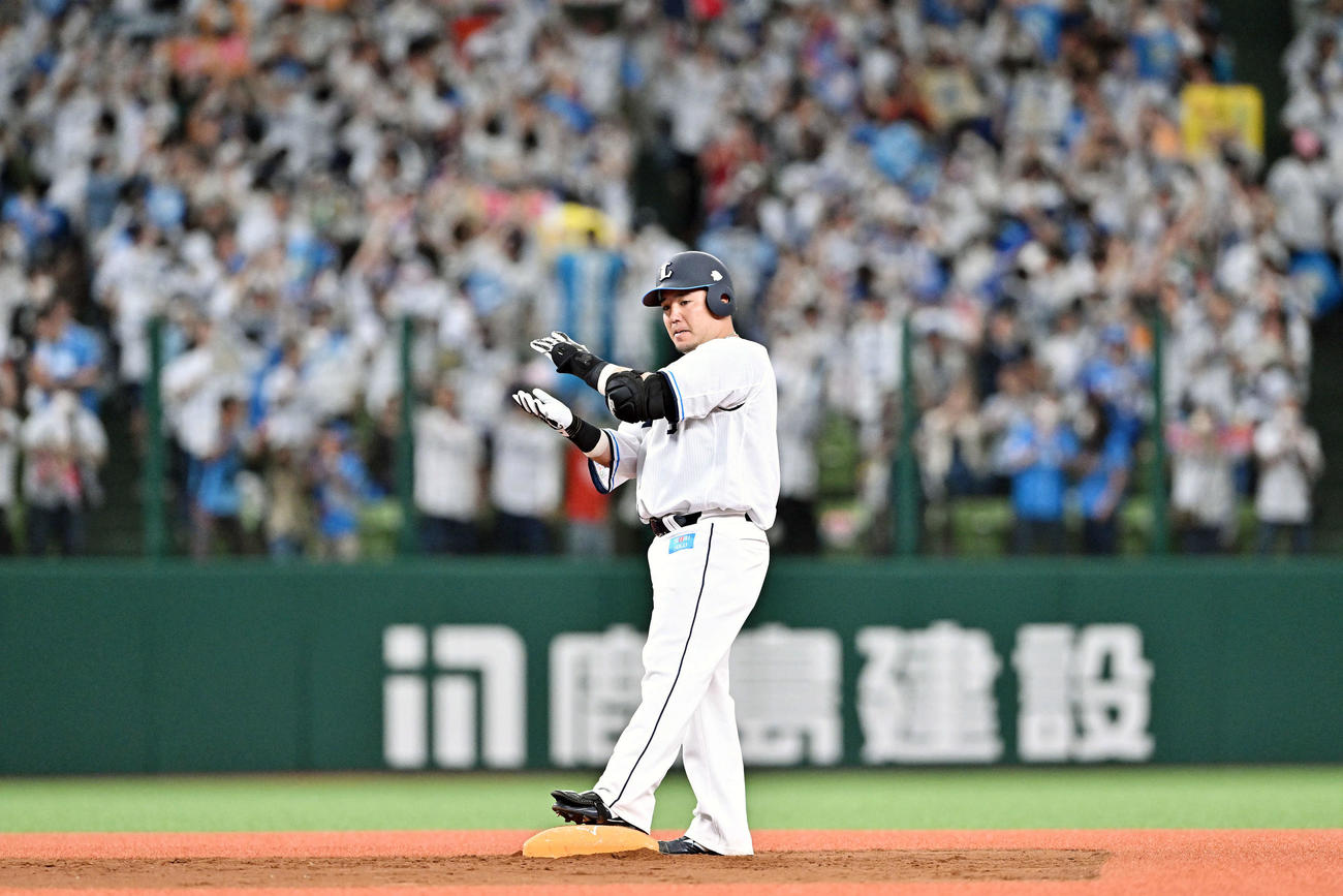 西武対日本ハム　8回裏西武2死一塁、適時二塁打を放った山川は手をたたく（撮影・滝沢徹郎）
