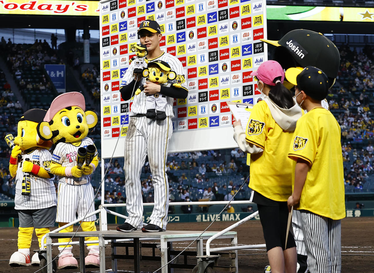 阪神対中日　ヒーローインタビューで子どもたちの質問に答える阪神木浪（撮影・藤尾明華）