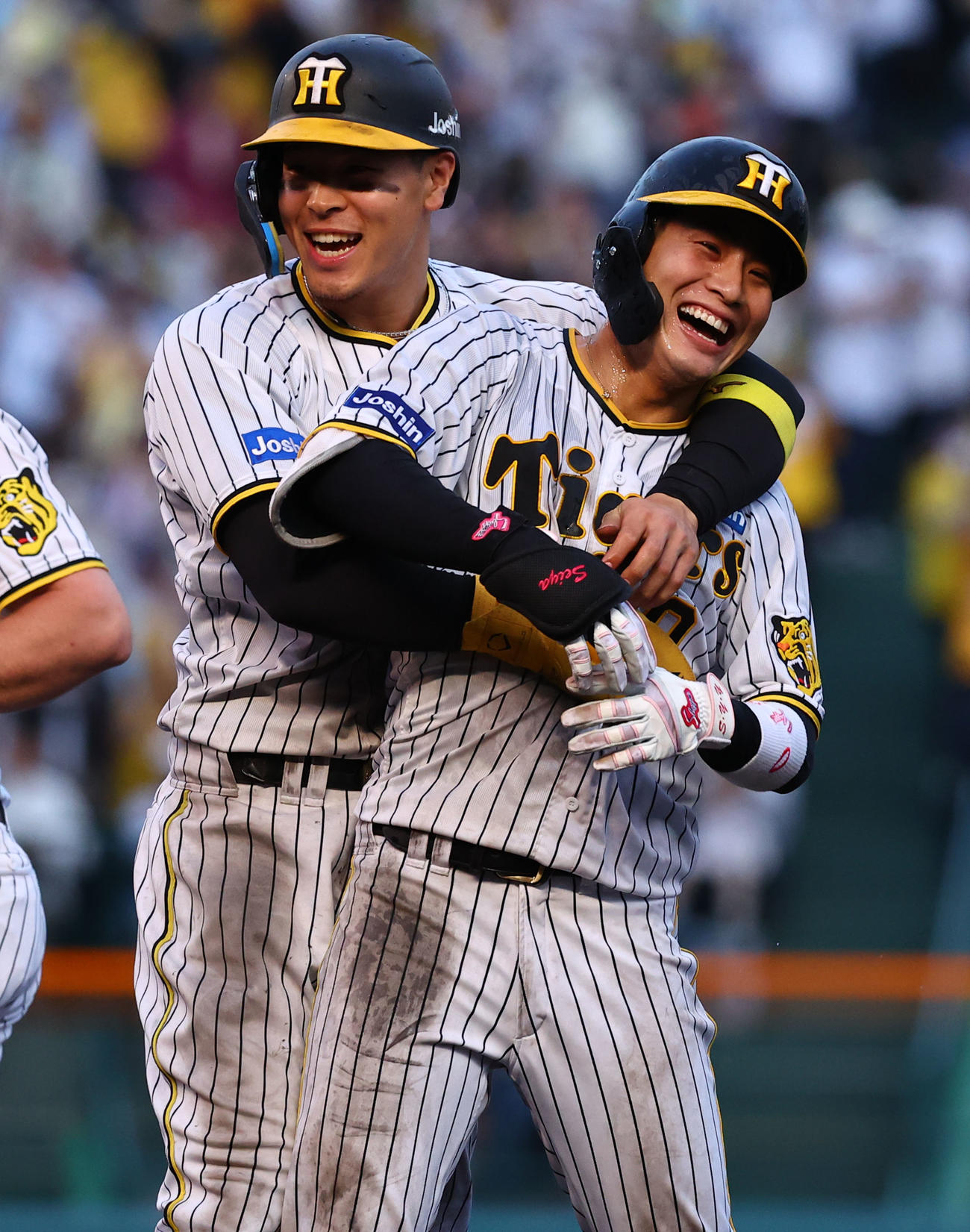 阪神対中日　サヨナラ打を放ち佐藤輝（左）に祝福される木浪（撮影・藤尾明華）
